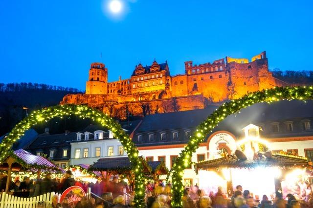 Dreiste Diebe wollen Weihnachtsbaum auf dem Weihnachtsmarkt in Heidelberg stehlen