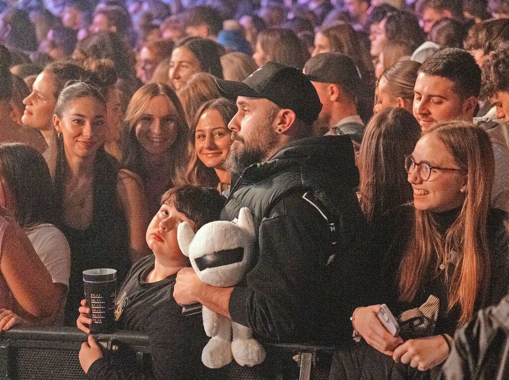 Cro begeistert seine Fans in der ausverkauften Sick-Arena in Freiburg. Immer mit dabei: seine Panda-Maske.