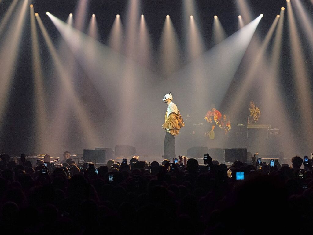 Cro begeistert seine Fans in der ausverkauften Sick-Arena in Freiburg. Immer mit dabei: seine Panda-Maske.