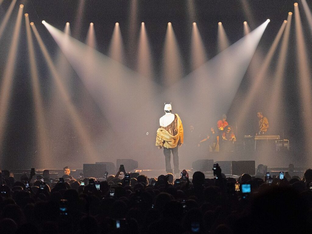 Cro begeistert seine Fans in der ausverkauften Sick-Arena in Freiburg. Immer mit dabei: seine Panda-Maske.