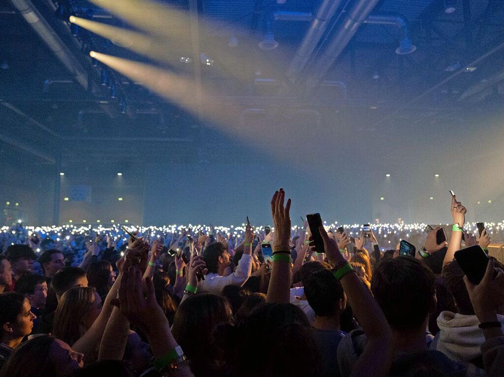 Cro begeistert seine Fans in der ausverkauften Sick-Arena in Freiburg. Immer mit dabei: seine Panda-Maske.