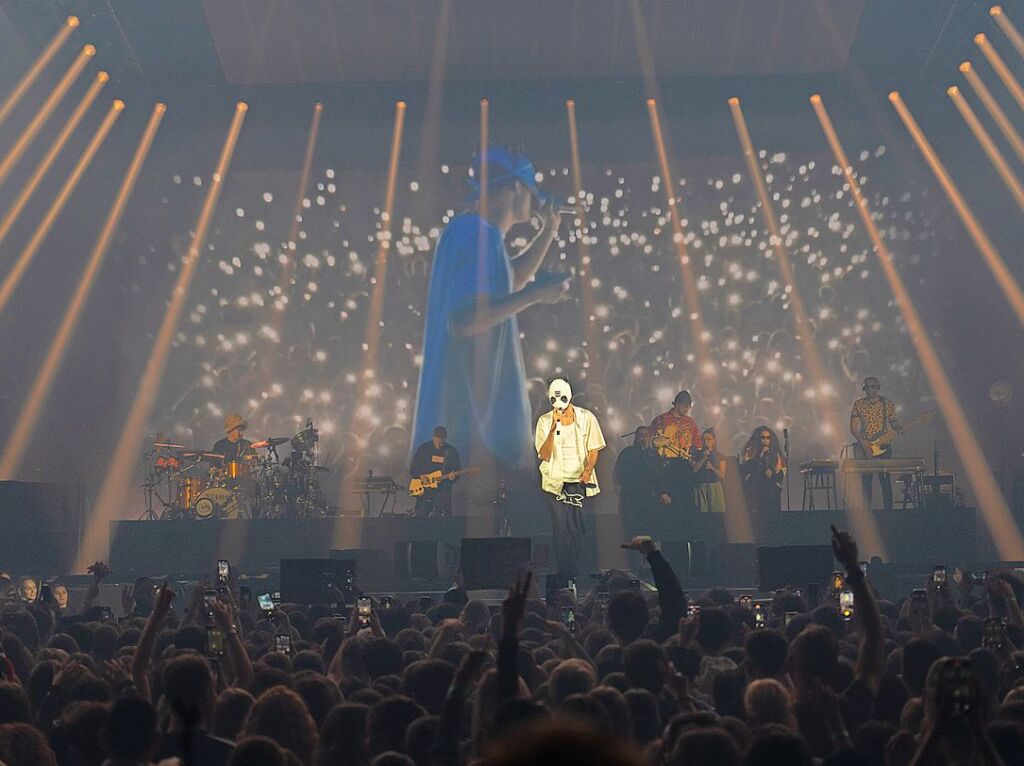 Cro begeistert seine Fans in der ausverkauften Sick-Arena in Freiburg. Immer mit dabei: seine Panda-Maske.