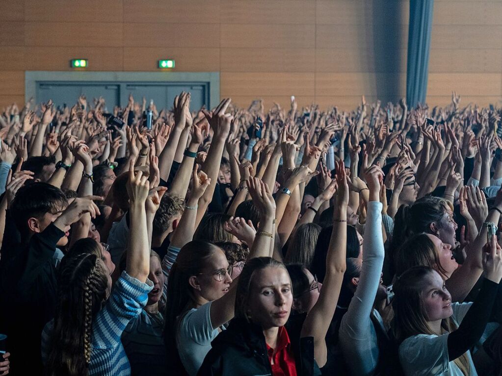 Cro begeistert seine Fans in der ausverkauften Sick-Arena in Freiburg. Immer mit dabei: seine Panda-Maske.