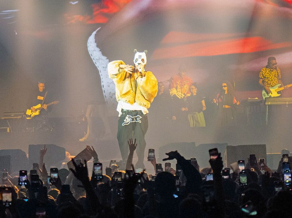 Cro begeistert seine Fans in der ausverkauften Sick-Arena in Freiburg. Immer mit dabei: seine Panda-Maske.