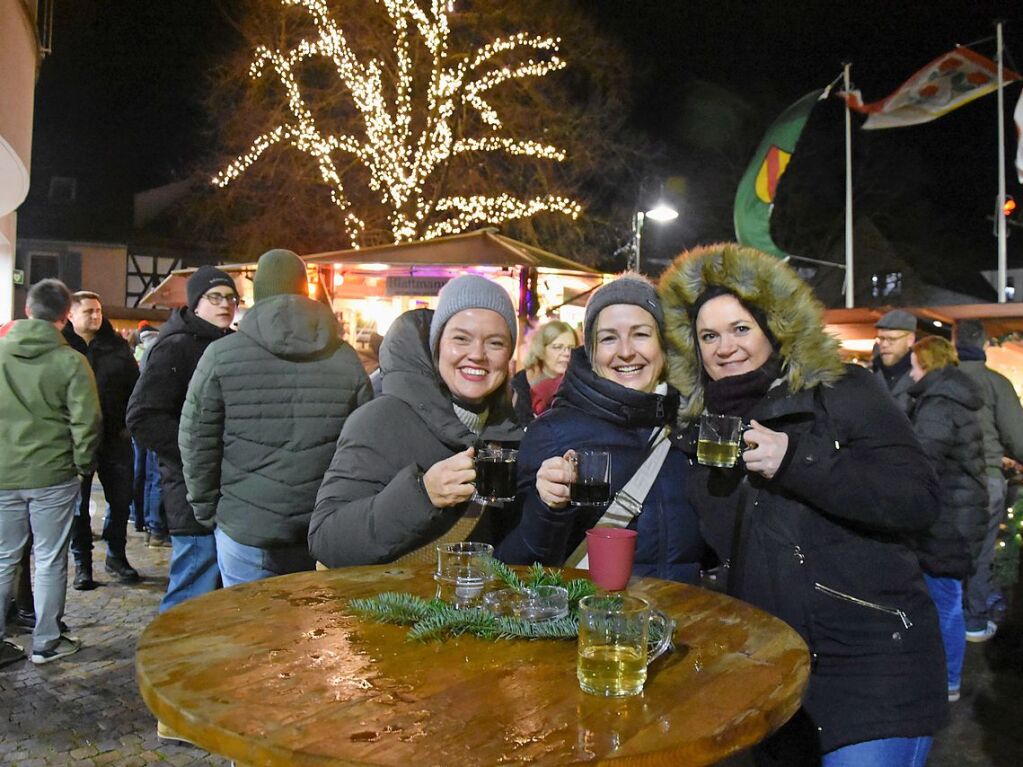 Glhwein und Punsch gab es auf dem Weihnachtsmarkt in Gundelfingen zu trinken. Egal ob mit Freundinnen oder mit der Familie – besonders am Abend kam weihnachtliche Stimmung auf.