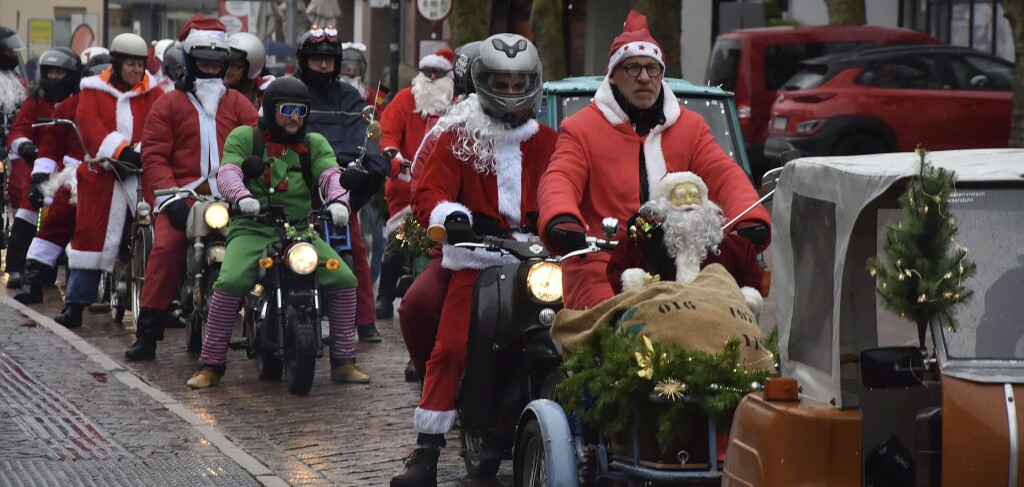 Gleich mehrere Nikoluse besuchten den Gundelfinger Weihnachtsmarkt auf ihren Zweirdern.