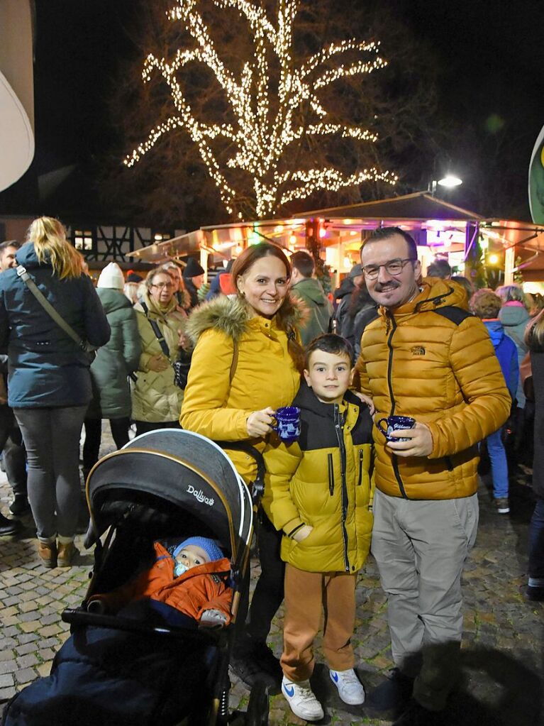 Glhwein und Punsch gab es auf dem Weihnachtsmarkt in Gundelfingen zu trinken. Egal ob mit Freundinnen oder mit der Familie – besonders am Abend kam weihnachtliche Stimmung auf.