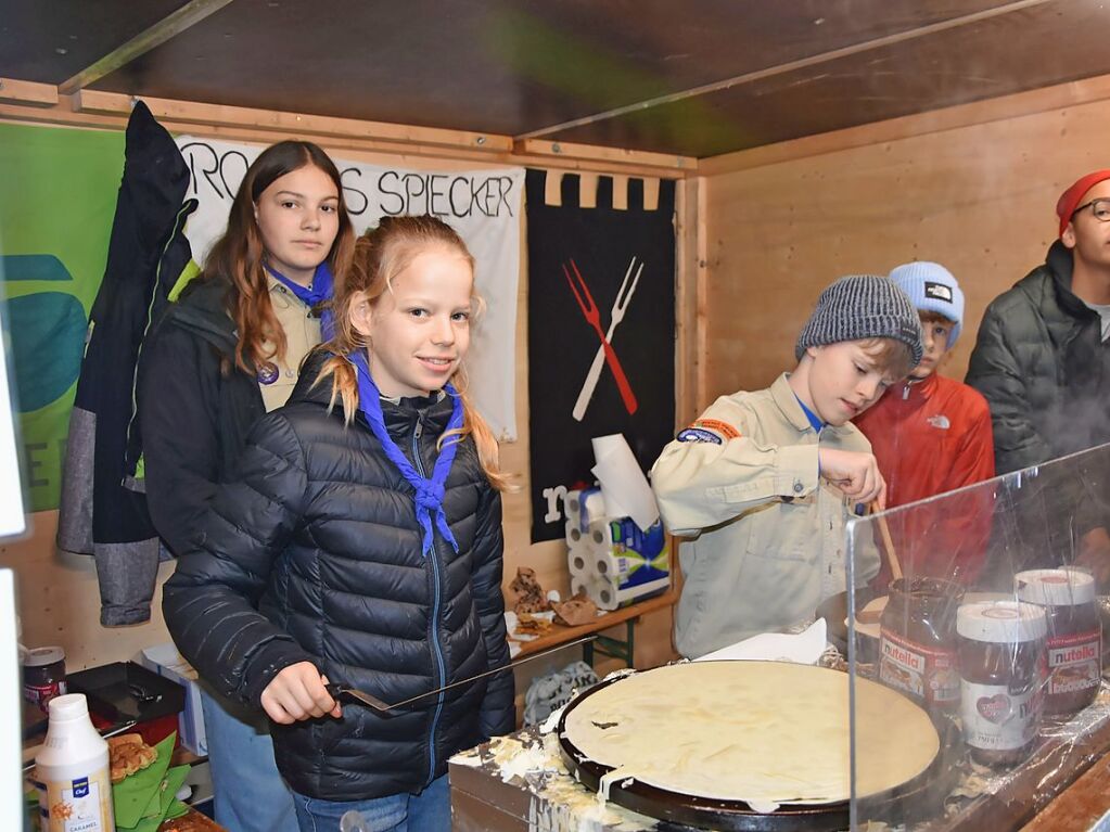 Die jungen Pfadfinderinnen und Pfadfinder  boten an ihrem Stand leckere Crpes an.