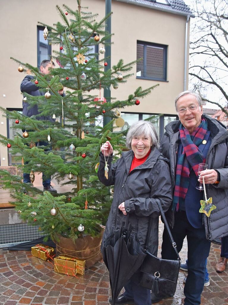 Roselore Herrmann und  Reinhard Bentler verzierten den Weihnachtsbaum.