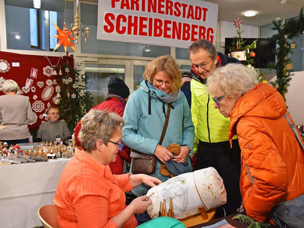 Am Stand der Partnerschaftsgemeinde Scheibenberg wurde den interessierten Gsten gezeigt, wie  geknbbelt wird.