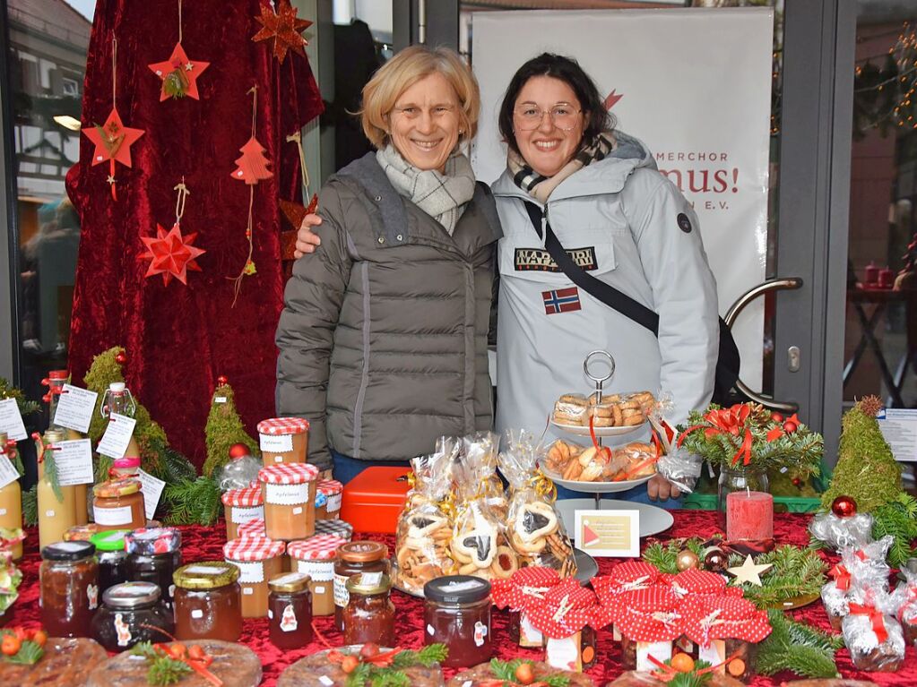 Der Chor Cantemus bot selbstgemachte Marmelade und Weihnachtspltzchen an