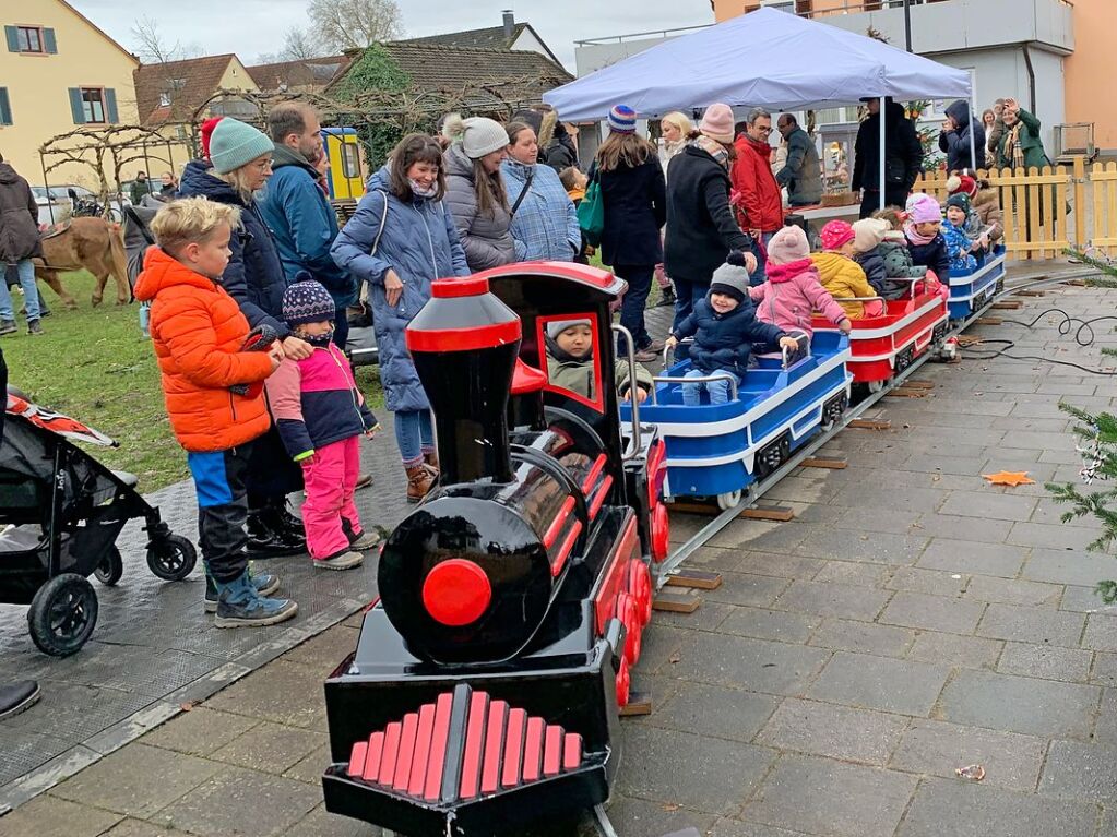 Gut besucht war der groe Weihnachtsmarkt mit seinen mehr als 65 Anbietern und einem bunten und vielfltigen Rahmenprogramm auf dem Umkircher Gutshof.