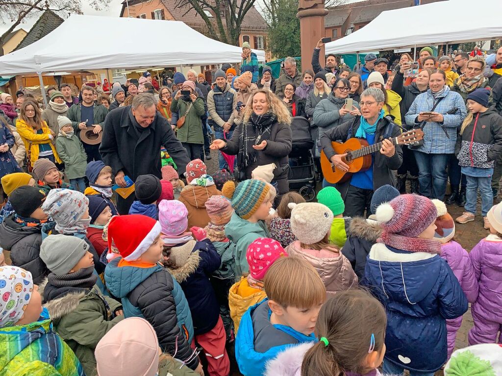 Gut besucht war der groe Weihnachtsmarkt mit seinen mehr als 65 Anbietern und einem bunten und vielfltigen Rahmenprogramm auf dem Umkircher Gutshof.