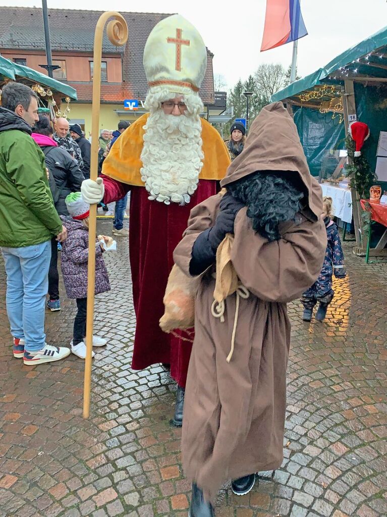 Gut besucht war der groe Weihnachtsmarkt mit seinen mehr als 65 Anbietern und einem bunten und vielfltigen Rahmenprogramm auf dem Umkircher Gutshof.