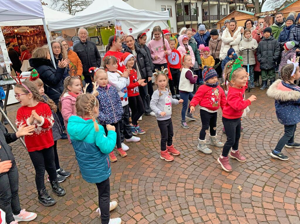 Gut besucht war der groe Weihnachtsmarkt mit seinen mehr als 65 Anbietern und einem bunten und vielfltigen Rahmenprogramm auf dem Umkircher Gutshof.