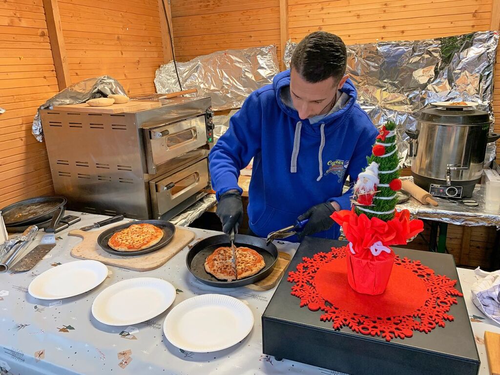 Gut besucht war der groe Weihnachtsmarkt mit seinen mehr als 65 Anbietern und einem bunten und vielfltigen Rahmenprogramm auf dem Umkircher Gutshof.