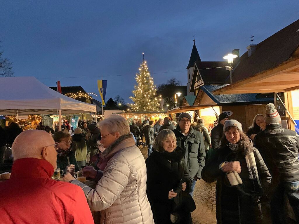 Gut besucht war der groe Weihnachtsmarkt mit seinen mehr als 65 Anbietern und einem bunten und vielfltigen Rahmenprogramm auf dem Umkircher Gutshof.