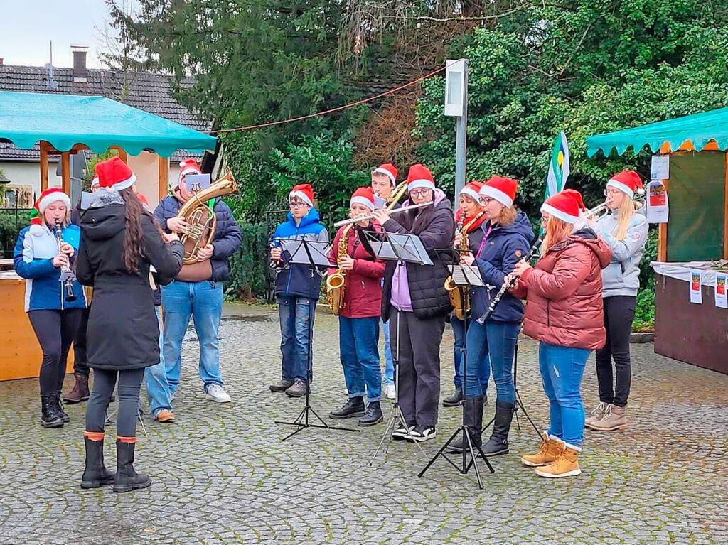 Die Jugend des Musikvereins empfngt mit weihnachtlichen Klngen in Eichstetten.