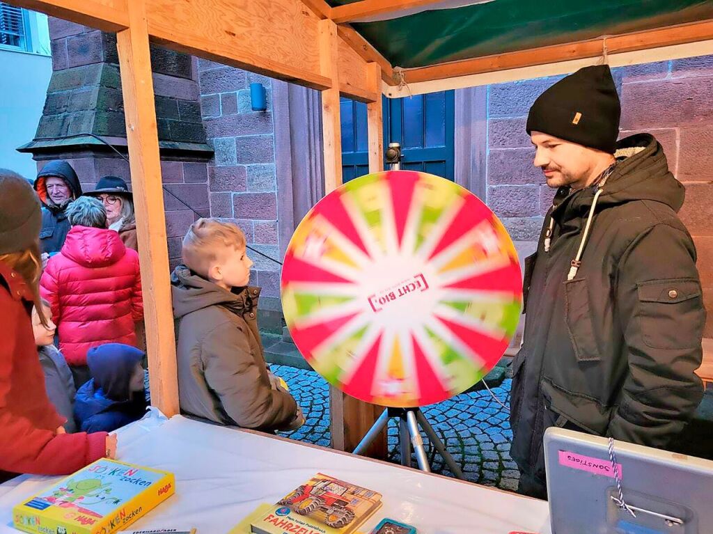 Magischer Anziehungspunkt ist immer wieder das Glcksrad.