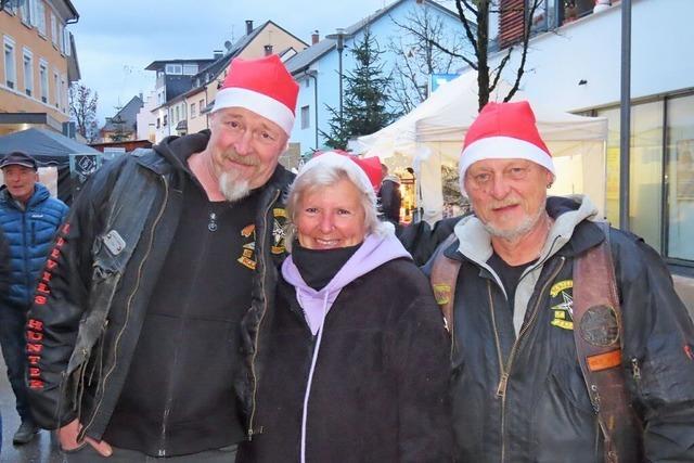 Regen schreckt Nikolausmarkt-Besucher in Wehr nicht ab