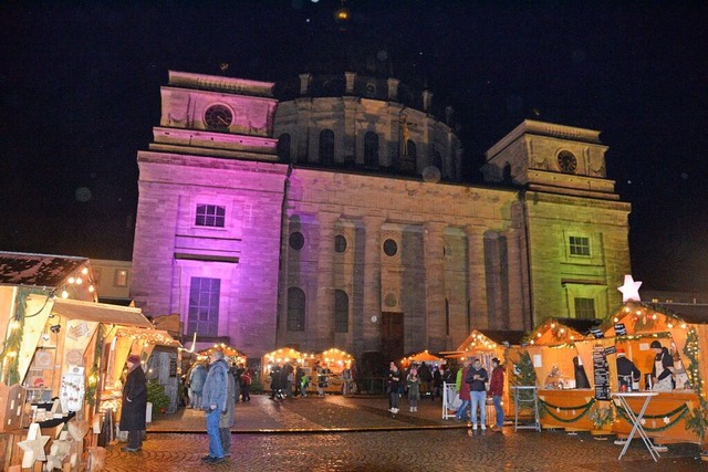 Der in wechselnden Farben illuminierte...ndere Atmosphre beim Weihnachtsmarkt.  | Foto: Christiane Sahli