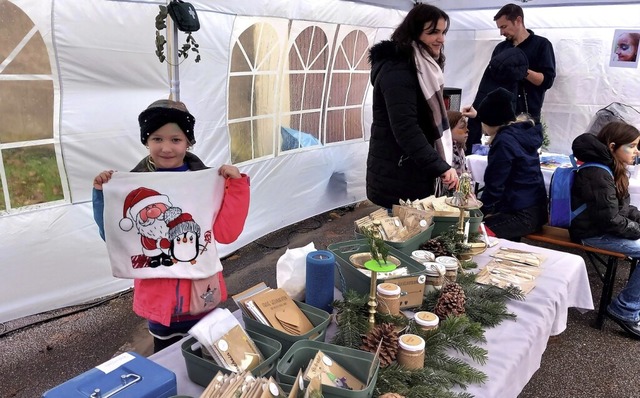 Allerlei  Weihnachtsaccessoires wurden beim Adventsmarkt angeboten.  | Foto: Edgar Steinfelder