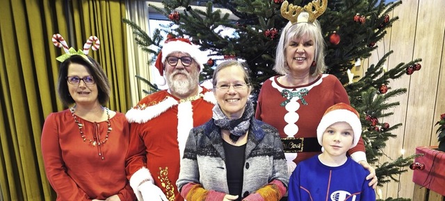 Nikolaus Rene Winzer und OB Diana Stcker mit dem Team des Seniorennachmittags   | Foto: Anita Indri-Werner