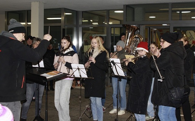 Festliche Klnge: Die Jugend des Musik...te Weihnachtslieder vor der Schule.     | Foto: Christoph Schennen