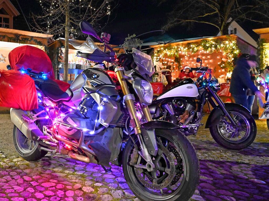 Weihnachtsmnner auf dem Motorrad, Geselligkeit und fr die Kinder war etwas geboten: Das war der Hartheimer Weihnachtsmarkt.