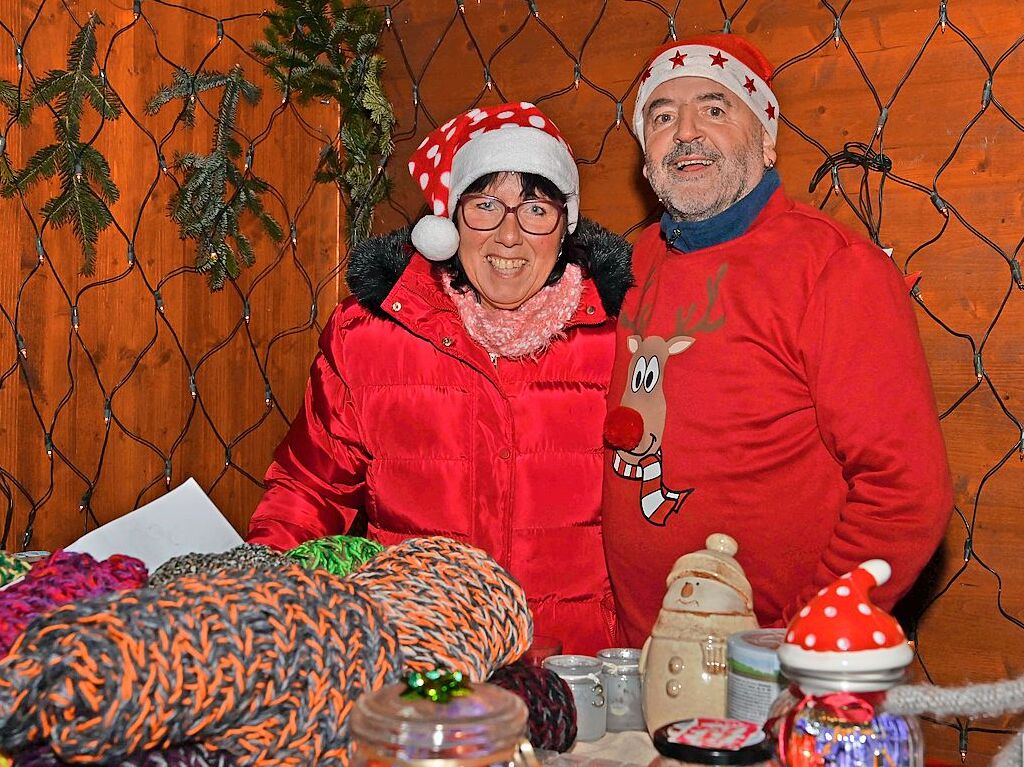 Weihnachtsmnner auf dem Motorrad, Geselligkeit und fr die Kinder war etwas geboten: Das war der Hartheimer Weihnachtsmarkt.