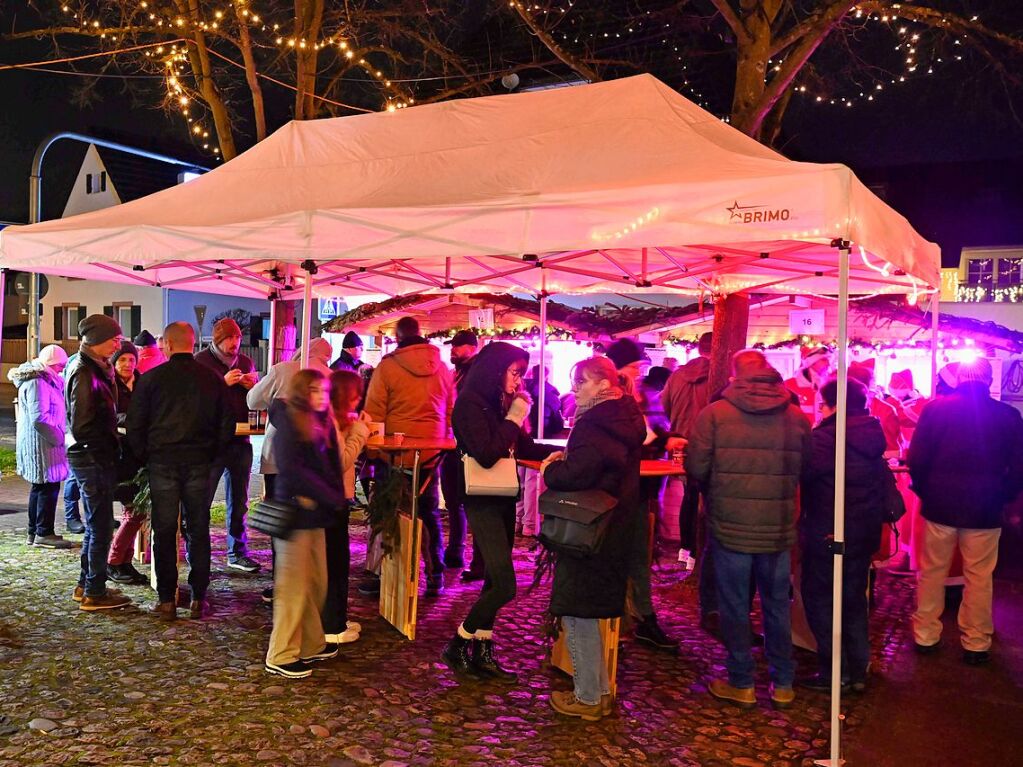 Weihnachtsmnner auf dem Motorrad, Geselligkeit und fr die Kinder war etwas geboten: Das war der Hartheimer Weihnachtsmarkt.