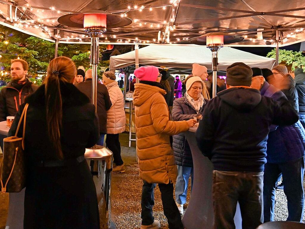 Weihnachtsmnner auf dem Motorrad, Geselligkeit und fr die Kinder war etwas geboten: Das war der Hartheimer Weihnachtsmarkt.