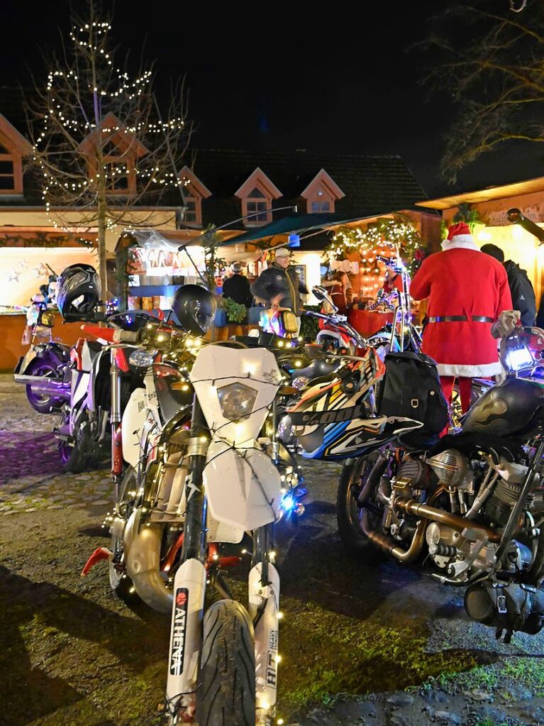 Weihnachtsmnner auf dem Motorrad, Geselligkeit und fr die Kinder war etwas geboten: Das war der Hartheimer Weihnachtsmarkt.