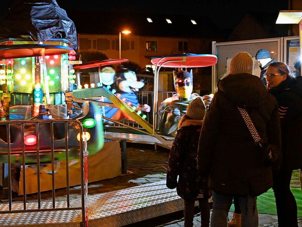 Weihnachtsmnner auf dem Motorrad, Geselligkeit und fr die Kinder war etwas geboten: Das war der Hartheimer Weihnachtsmarkt.