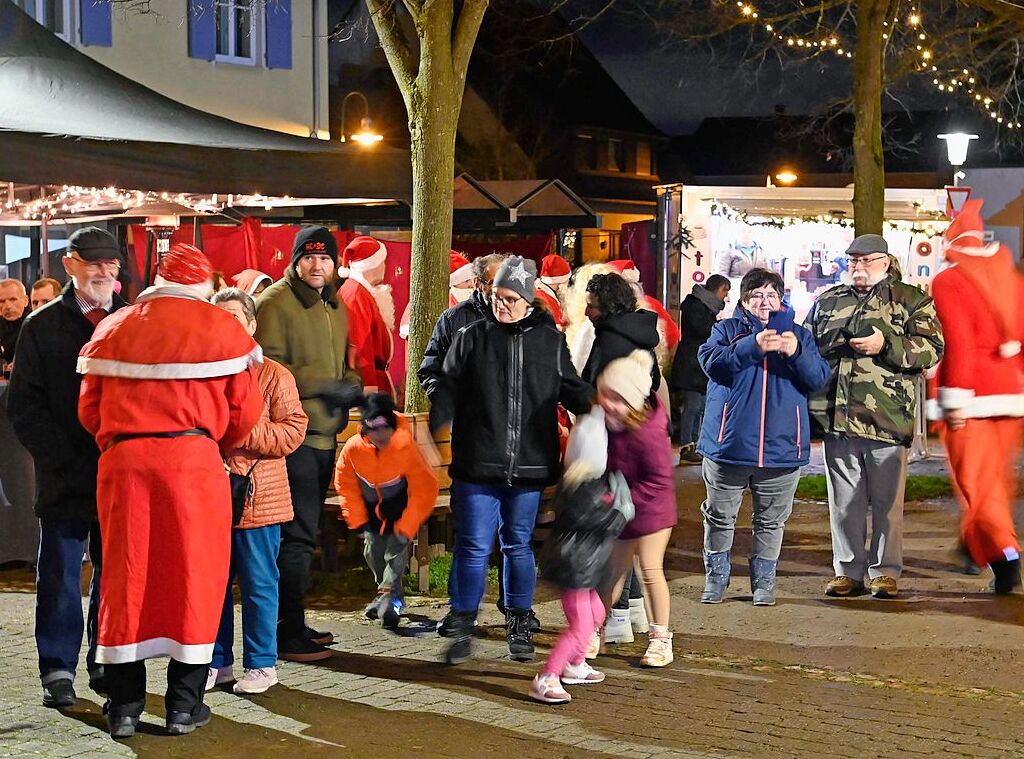 Weihnachtsmnner auf dem Motorrad, Geselligkeit und fr die Kinder war etwas geboten: Das war der Hartheimer Weihnachtsmarkt.