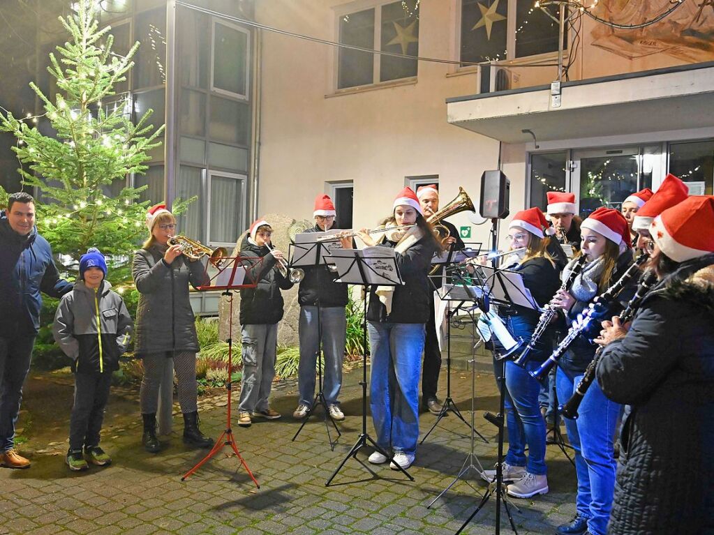 Weihnachtsmnner auf dem Motorrad, Geselligkeit und fr die Kinder war etwas geboten: Das war der Hartheimer Weihnachtsmarkt.