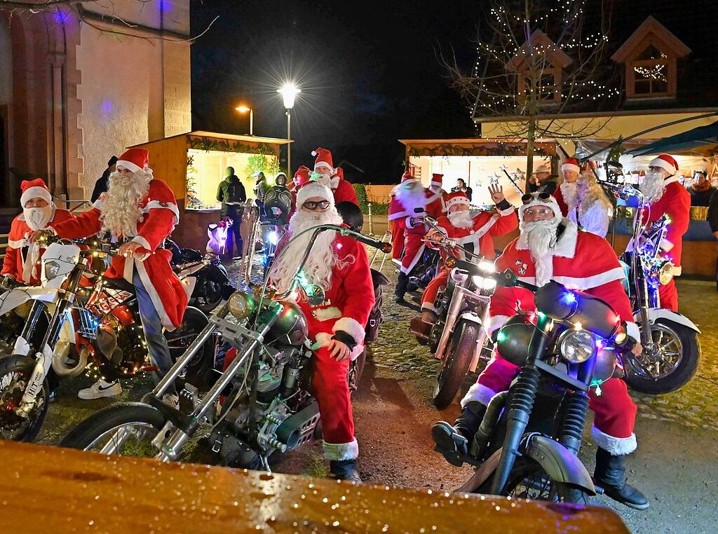 Weihnachtsmnner auf dem Motorrad, Geselligkeit und fr die Kinder war etwas geboten: Das war der Hartheimer Weihnachtsmarkt.