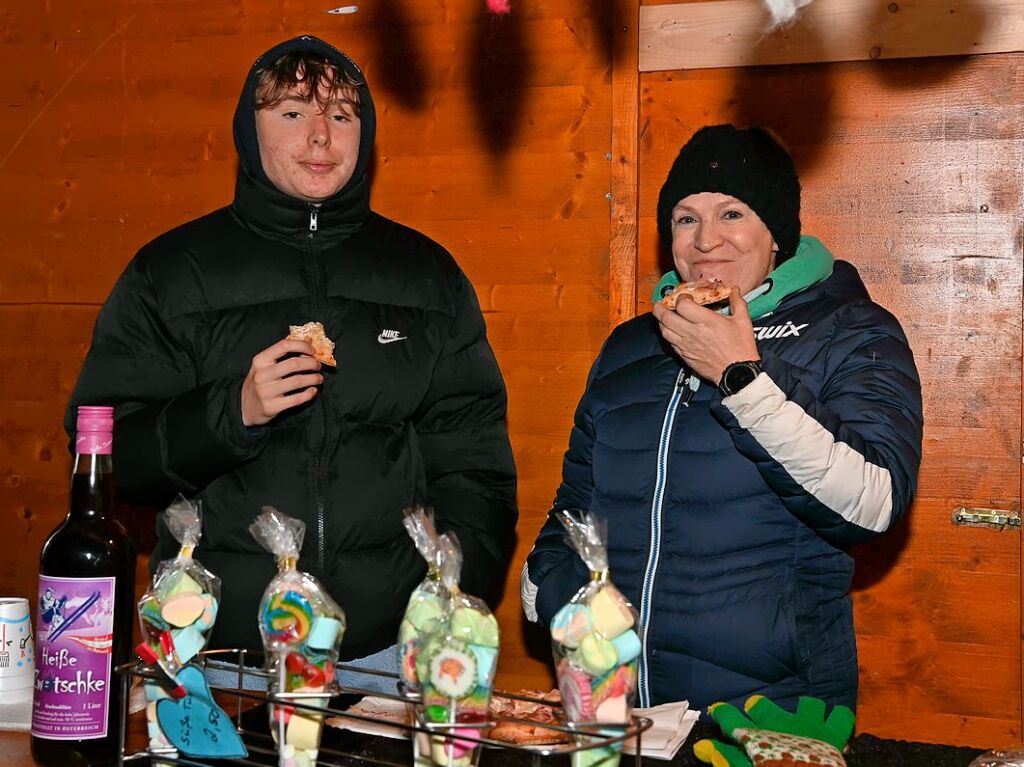 Weihnachtsmnner auf dem Motorrad, Geselligkeit und fr die Kinder war etwas geboten: Das war der Hartheimer Weihnachtsmarkt.