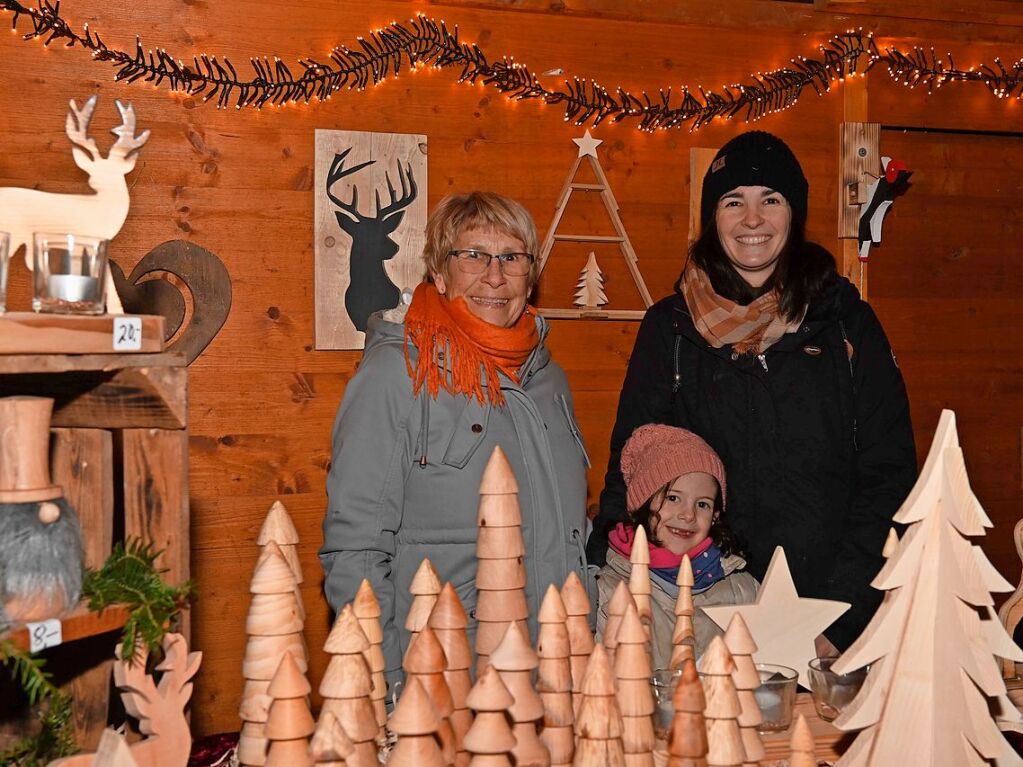 Weihnachtsmnner auf dem Motorrad, Geselligkeit und fr die Kinder war etwas geboten: Das war der Hartheimer Weihnachtsmarkt.