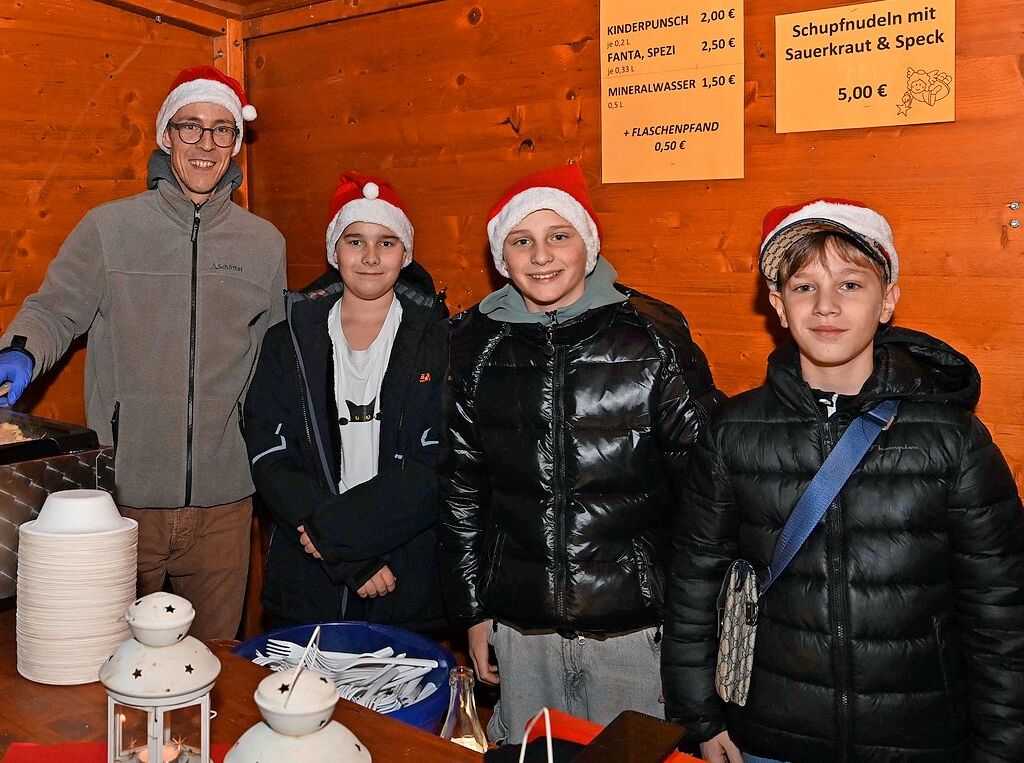 Weihnachtsmnner auf dem Motorrad, Geselligkeit und fr die Kinder war etwas geboten: Das war der Hartheimer Weihnachtsmarkt.