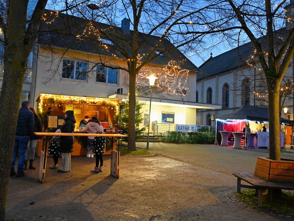 Weihnachtsmnner auf dem Motorrad, Geselligkeit und fr die Kinder war etwas geboten: Das war der Hartheimer Weihnachtsmarkt.