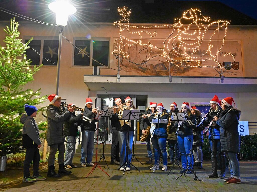 Weihnachtsmnner auf dem Motorrad, Geselligkeit und fr die Kinder war etwas geboten: Das war der Hartheimer Weihnachtsmarkt.