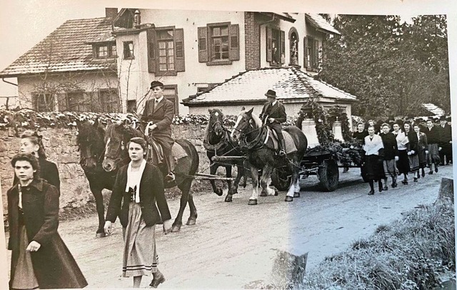 1950: Die im Zweiten Weltkrieg eingesc...en Glocken werden ersetzt und geweiht.  | Foto: Jutta Schtz