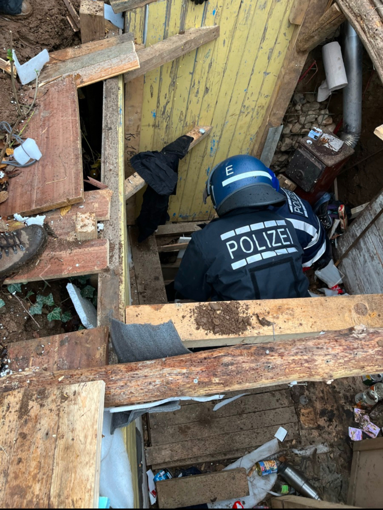 Einen Aktivisten musste die Polizei und das THW aus einem Erdloch befreien.