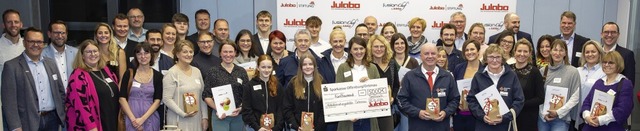 Gruppenbild mit lachenden Gesichtern: ...erinnen und -empfnger des Jahres 2024  | Foto: Julabo