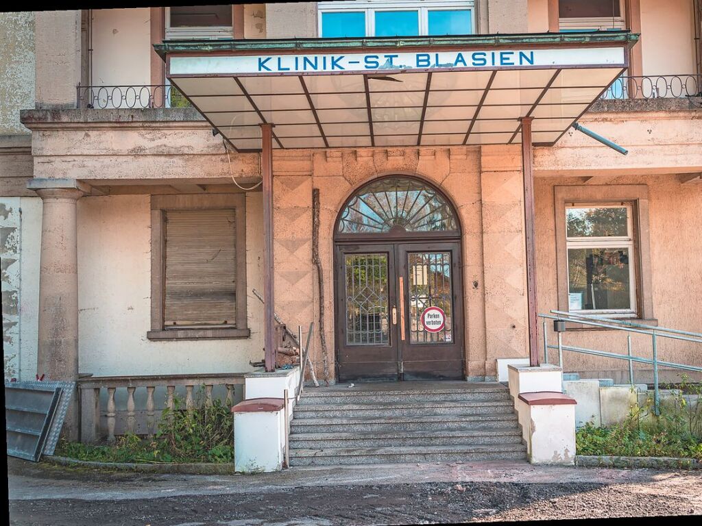 Das Sanssouci des Schwarzwaldes wird das neobarocke Sanatorium in St. Blasien genannt. Der denkmalgeschtzte Bau stand lange leer und soll nun bald saniert werden – ebenso wie der Sanagarten, der das markante Gebude umgibt.