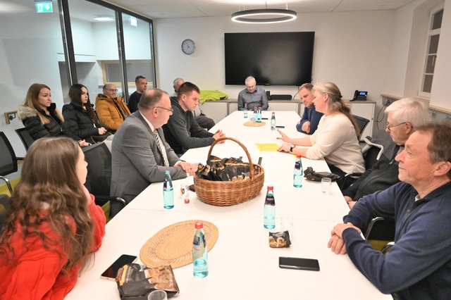 Der Wahlvorstand tagt. Auf der linken Seite am Tisch der Brgermeister.  | Foto: Markus Zimmermann