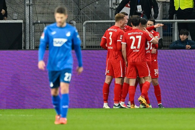 Die Freiburger Mannschaft bejubelt den Treffer zum 0:1. | Foto: Uwe Anspach (dpa)