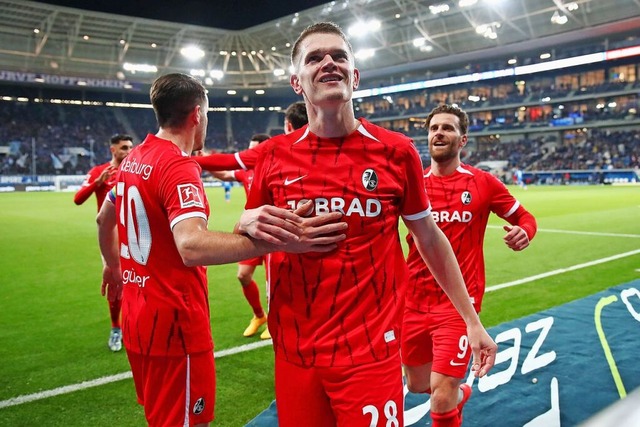 Matthias Ginter (Mitte) bringt den SC ...en. Am Ende steht es 1:1 in Sinsheim.   | Foto: IMAGO/Thomas Voelker