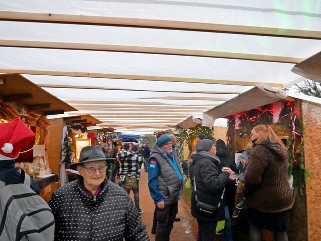 Blick in den wetterfesten Neustdter Weihnachtsmarkt  | Foto: Eva Korinth